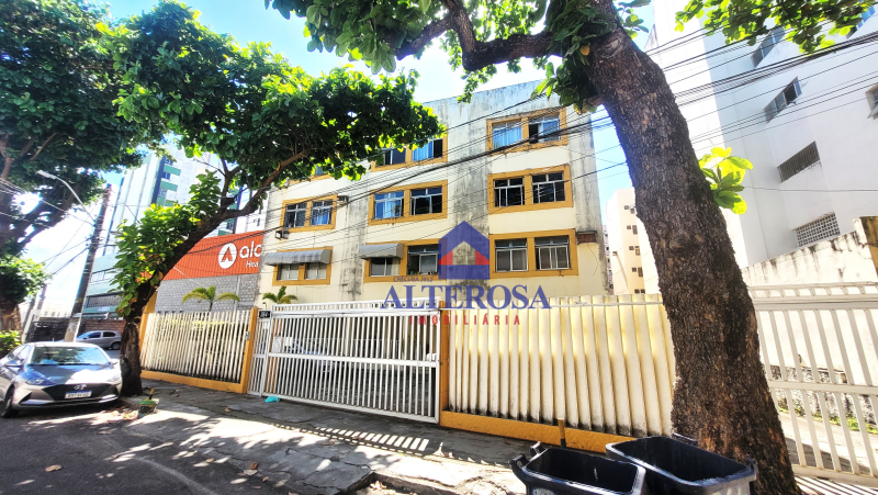 2/4 Com Dependência e Garagem no Costa Azul.