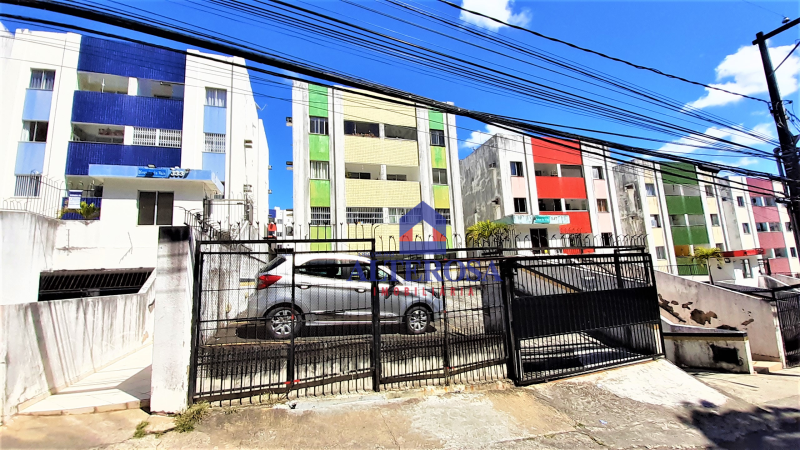 2/4 Com Armários, Varanda e Garagem na Vila Laura.