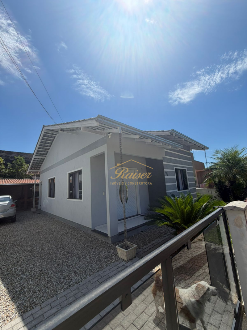 Casa com piscina no Cedrinho