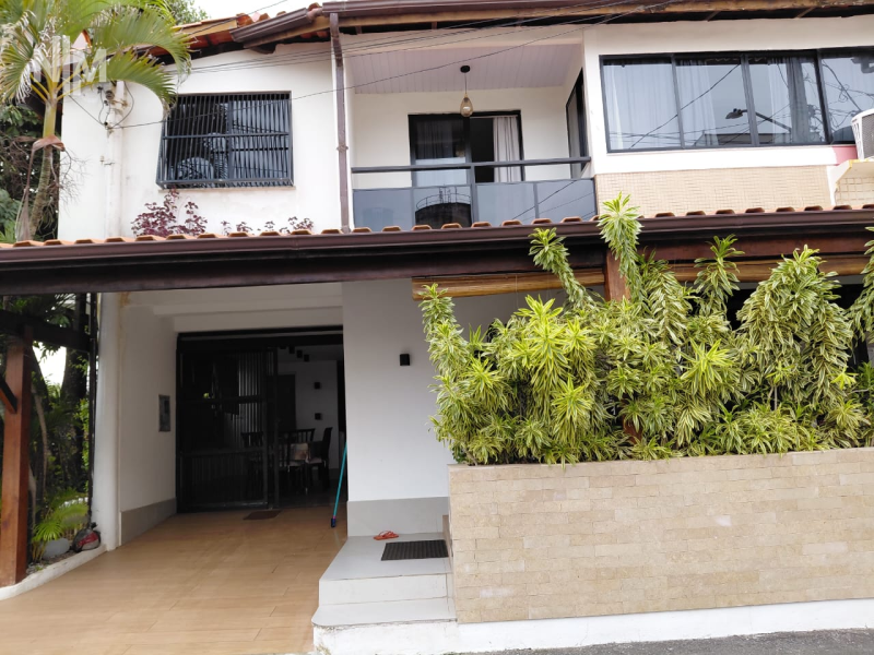 Casa em condomínio com 4/4 (02 suítes) em Piatã