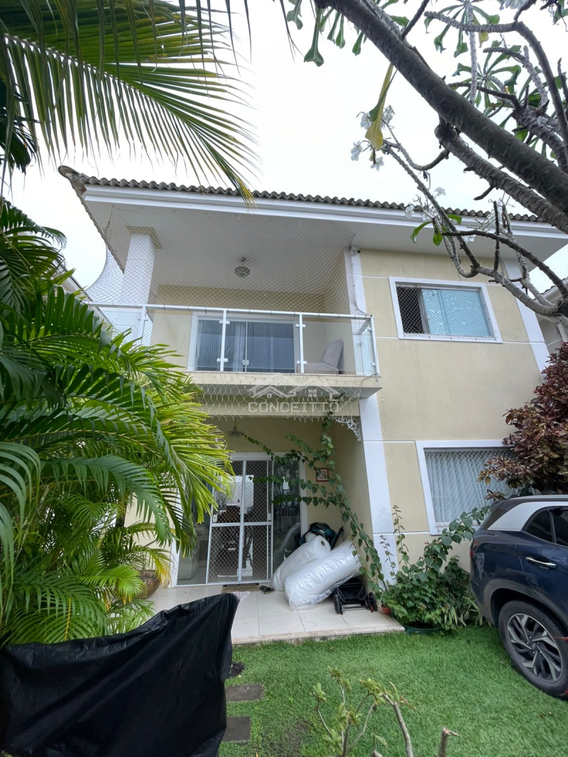 Casa em Buraquinho – 5 Suítes, Piscina e Energia Solar
