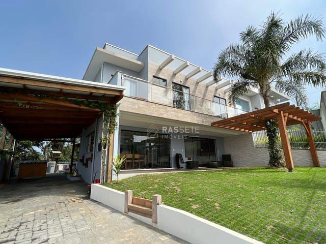 LINDA CASA DE ALTO PADRÃO COM VISTA PARA O MAR EM PENHA/SC