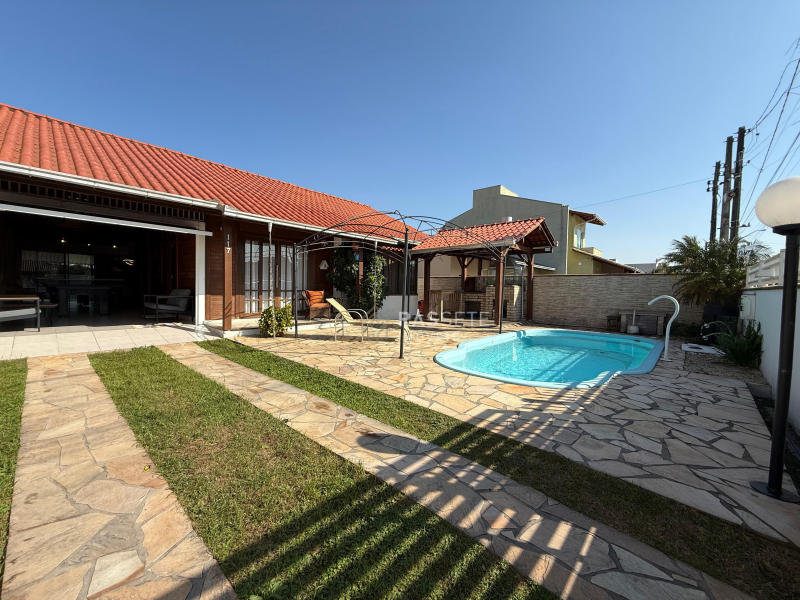 CASA Á 100 METROS DO MAR NA MEIA PRAIA EM NAVEGANTES/SC