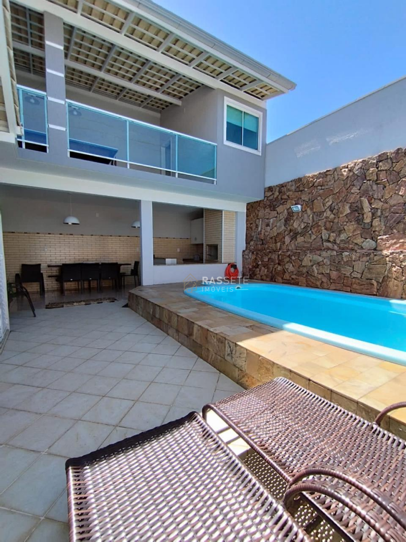 LINDA CASA MOBILIADA COM PISCINA EM ITAJAÍ/SC
