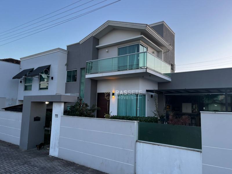 CASA DE ALTO PADRÃO Á 200 METROS DO MAR EM NAVEGANTES/SC