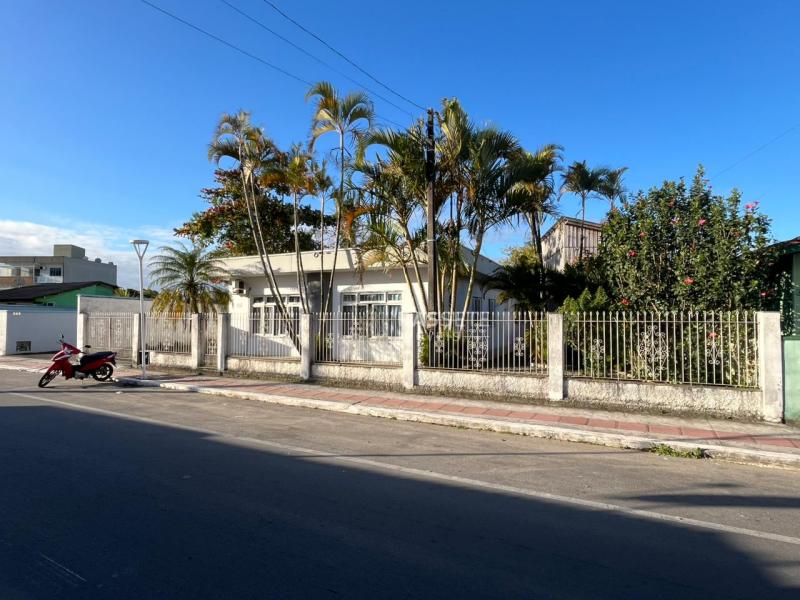 TERRENO COM 1.390,55 M² DE ÁREA TOTAL NO CENTRO DE NAVEGANTES/SC