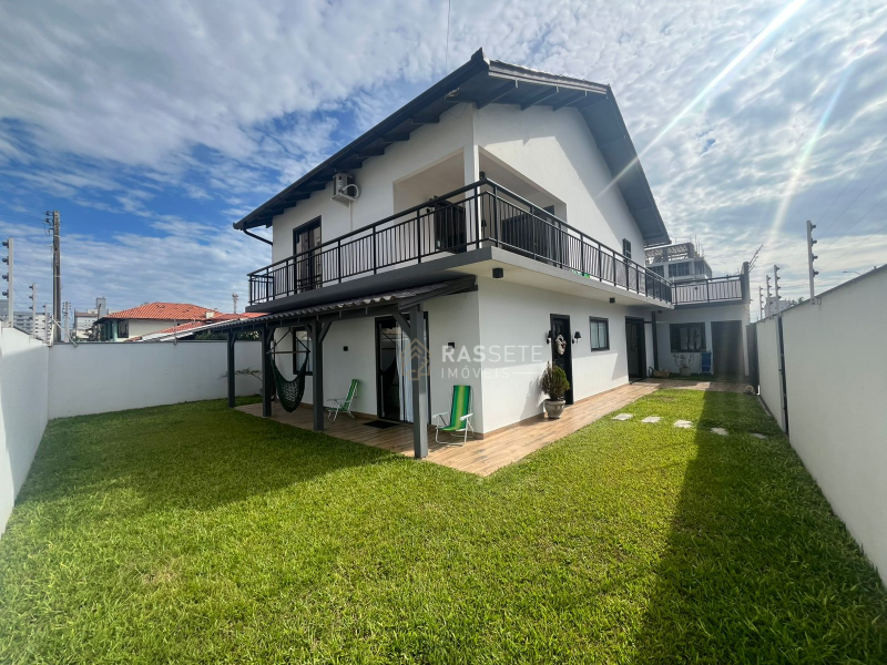 CASA Á 70 METROS DO MAR NO CENTRO DE NAVEGANTES/SC