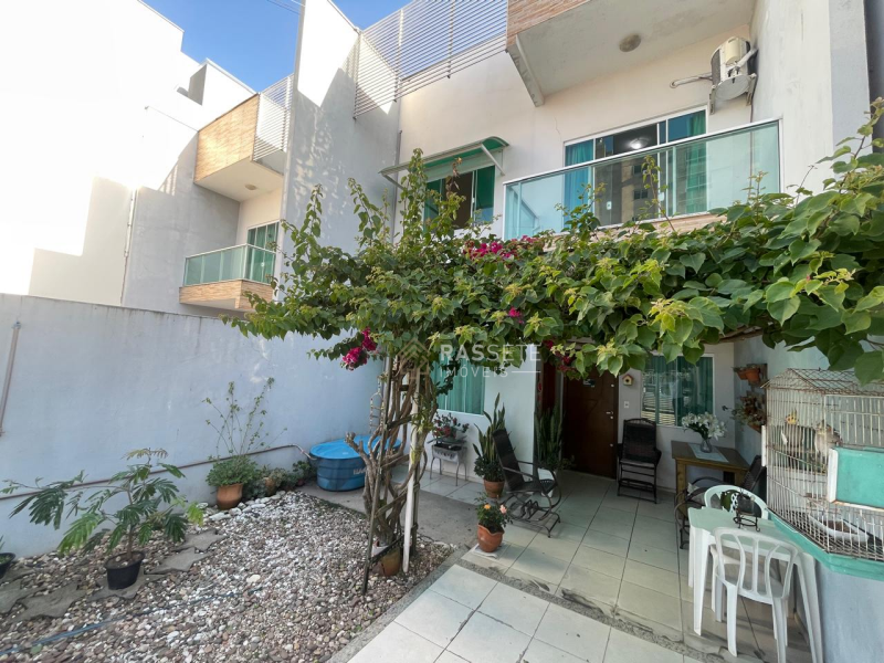 SOBRADO GEMINADO APENAS 500 METROS DO MAR NO CENTRO DE NAVEGANTES/SC