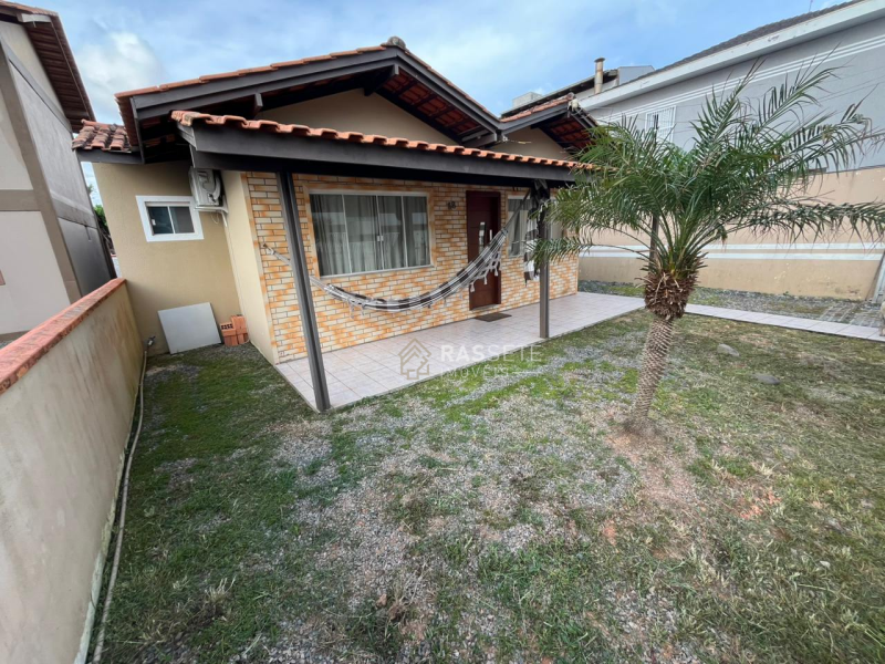 MORE A POUCOS PASSOS DO MAR! CASA NA MEIA PRAIA EM NAVEGANTES/SC