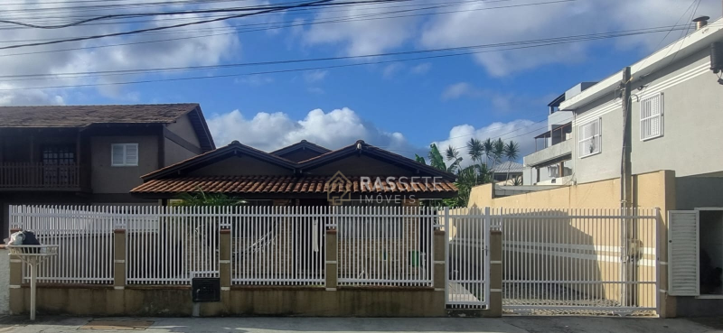 MORE A POUCOS PASSOS DO MAR! CASA NA MEIA PRAIA EM NAVEGANTES/SC
