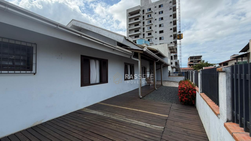 CASA NO GRAVATÁ EM NAVEGANTES/SC, POUCOS METROS DA PRAIA