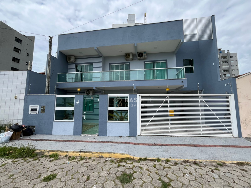 SOBRADO NO CENTRO DE NAVEGANTES/SC