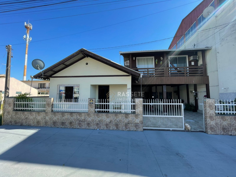 CASA NO CENTRO DE NAVEGANTES/SC