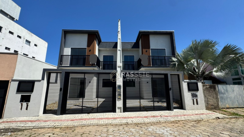 LINDO SOBRADO Á 500 METROS DO MAR NO CENTRO DE NAVEGANTES/SC