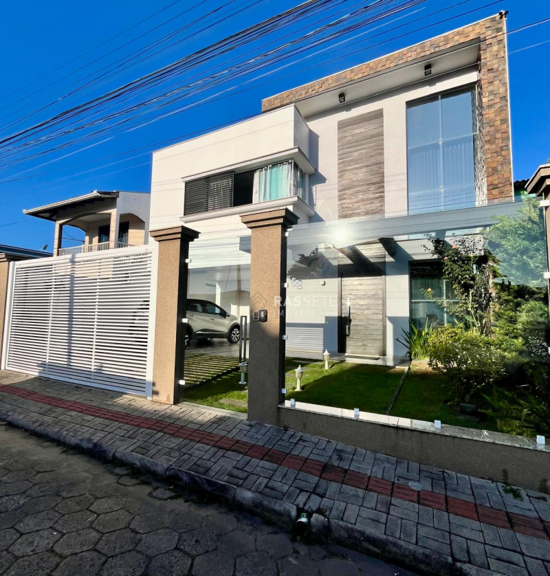 LINDA CASA ALTO PADRÃO NO CENTRO DE NAVEGANTES/SC
