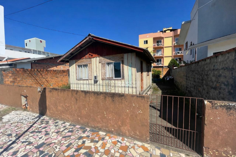 CASA NO CENTRO DE NAVEGANTES/SC
