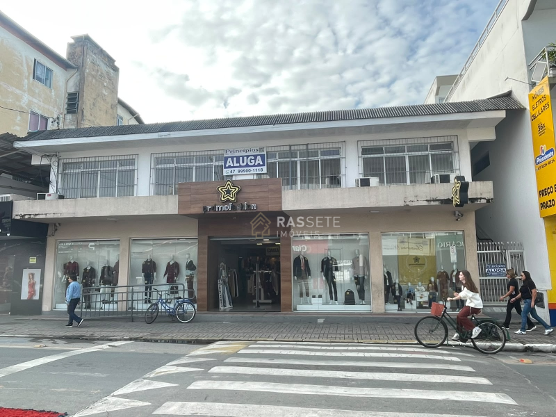 CASA COM 2 SALAS COMERCIAIS NO CENTRO DE NAVEGANTES/SC