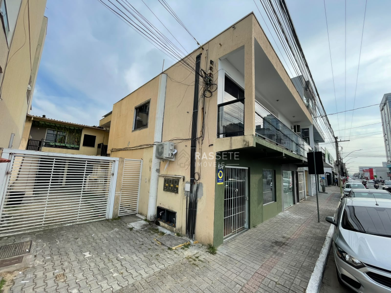 CASAS E SALA COMERCIAL  NO CENTRO DE NAVEGANTES/SC COM EXCELENTE RENTABILIZAÇÃO