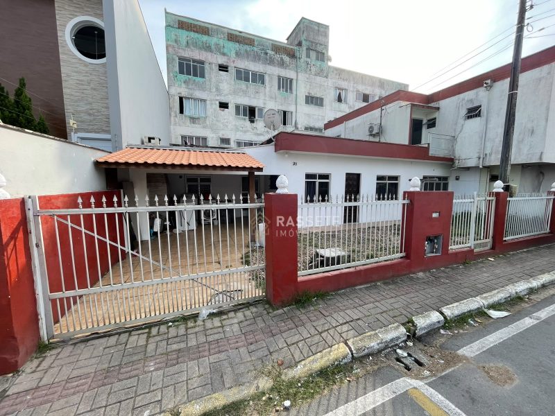 CASAS COM 2 SALAS COMERCIAIS NO CENTRO DE NAVEGANTES/SC