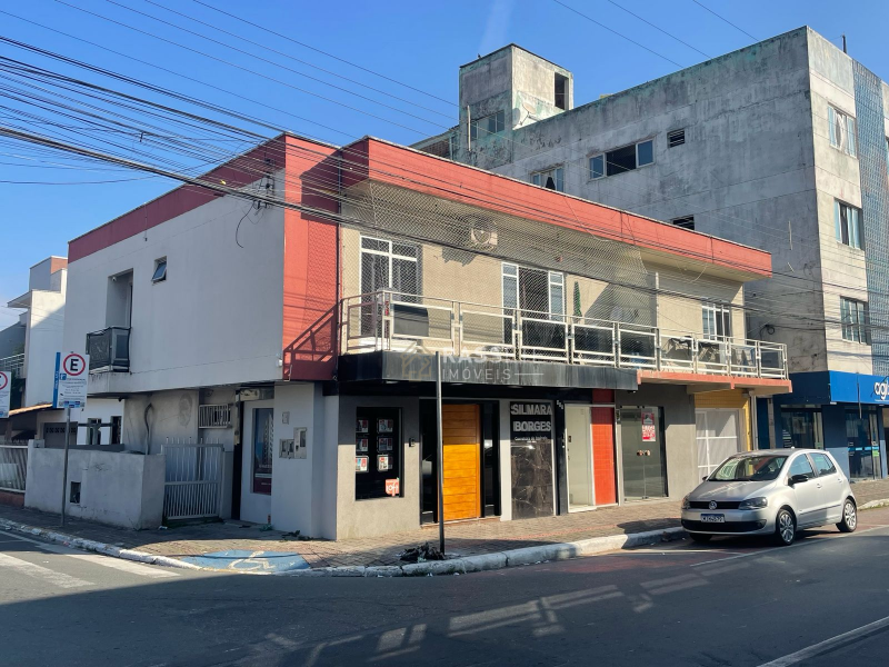 CASAS COM 2 SALAS COMERCIAIS NO CENTRO DE NAVEGANTES/SC