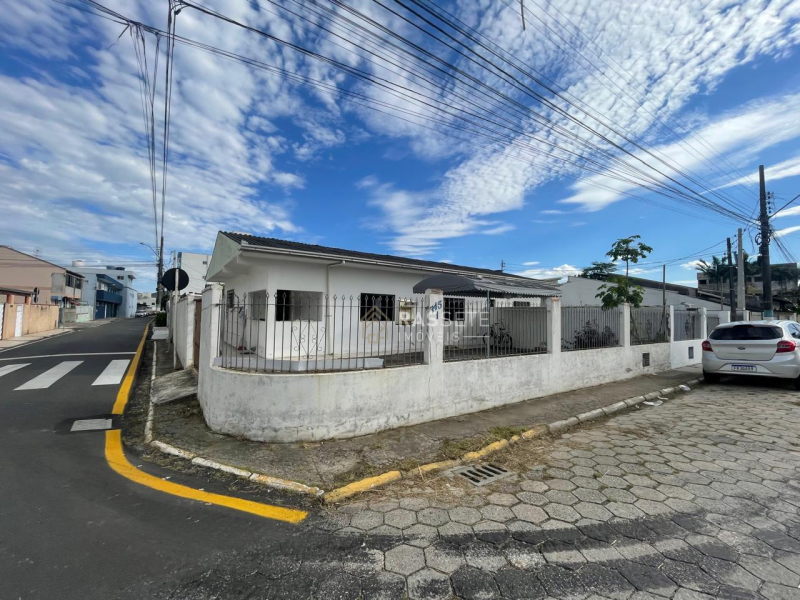 CASA NO CENTRO DE NAVEGANTES/SC
