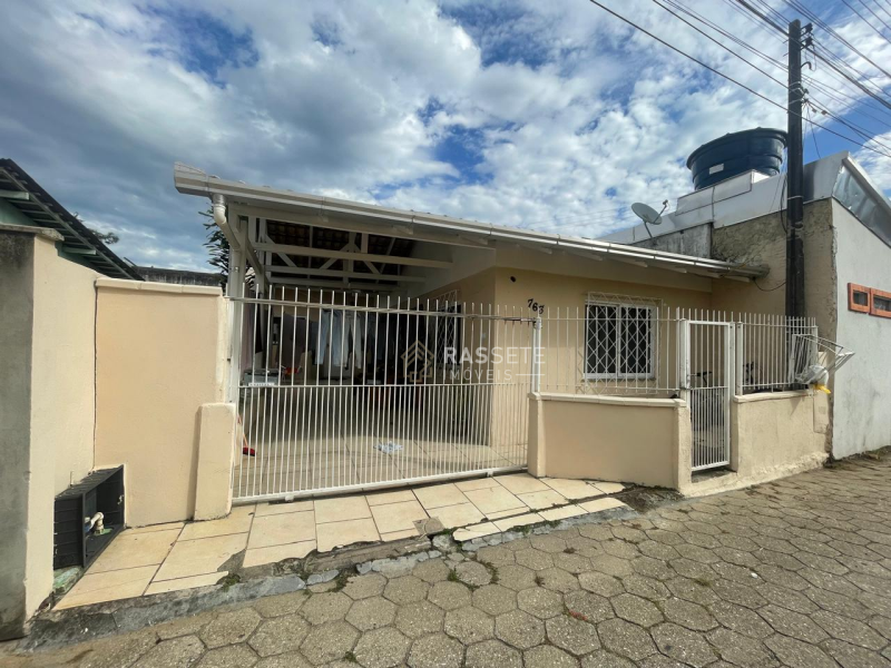 CASA NO CENTRO DE NAVEGANTES/SC