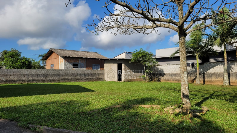 AMPLO TERRENO CONTANDO COM UMA CASA EM BARRA VELHA/SC