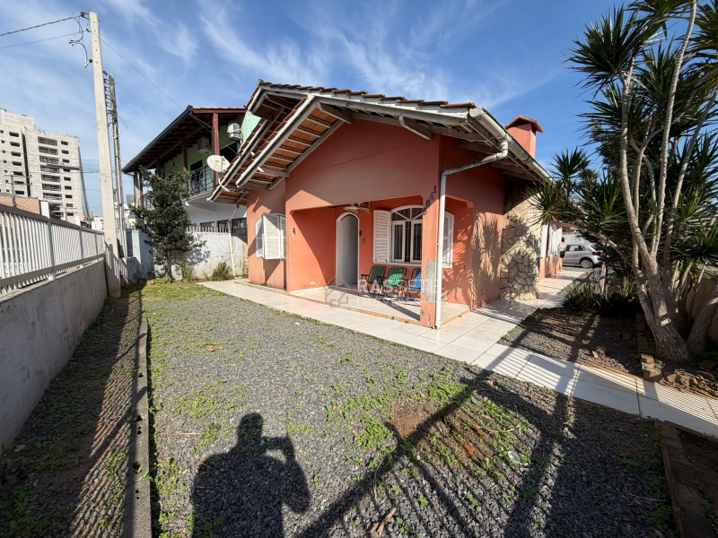 IMÓVEL COMERCIAL / CASA NA PRINCIPAL AVENIDA NO BAIRRO GRAVATÁ, EM NAVEGANTES/SC COM UMA LOCALIZAÇÃO ESTRATÉGICA
