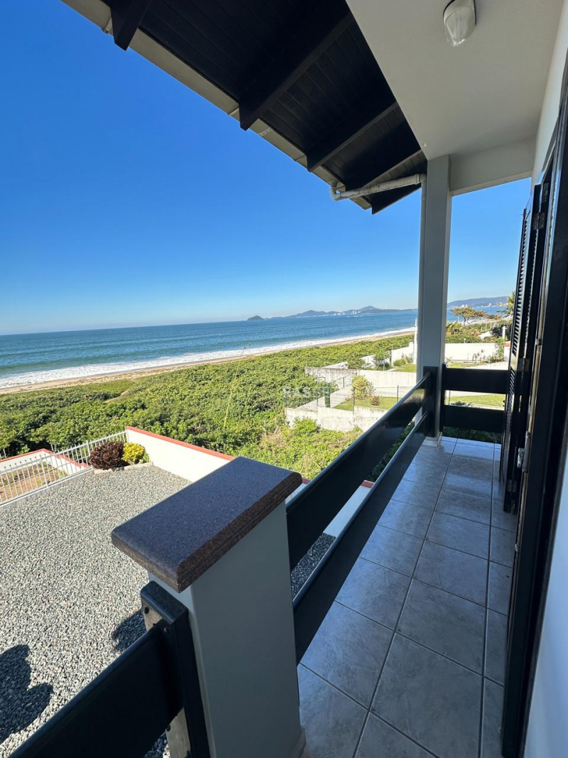 CASA PÉ NA AREIA EM BARRA VELHA/SC