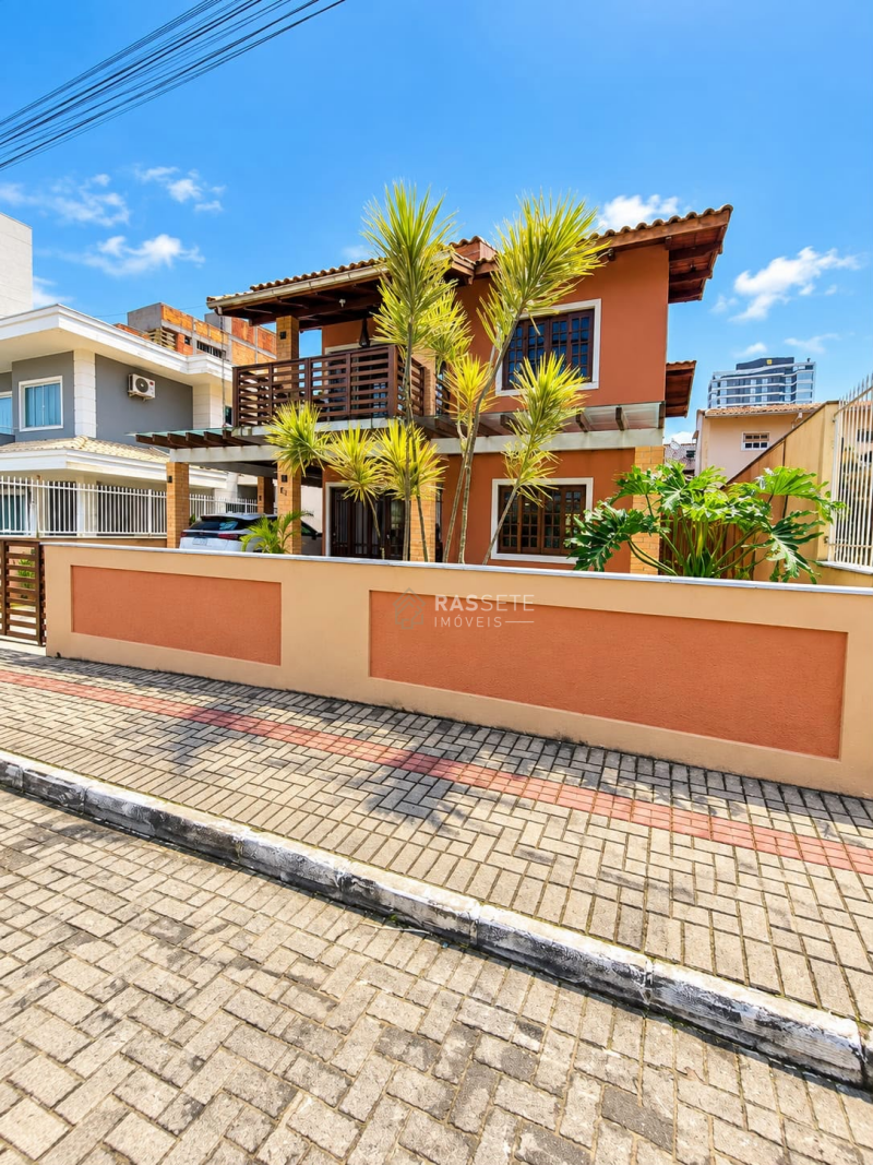 LINDA CASA EM BALNEÁRIO PIÇARRAS/SC
