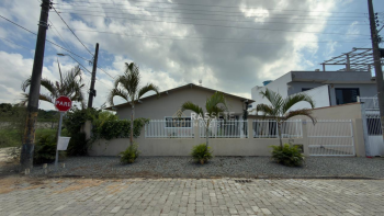 CASA Á APENAS 700 METROS DO MAR EM NAVEGANTES/SC