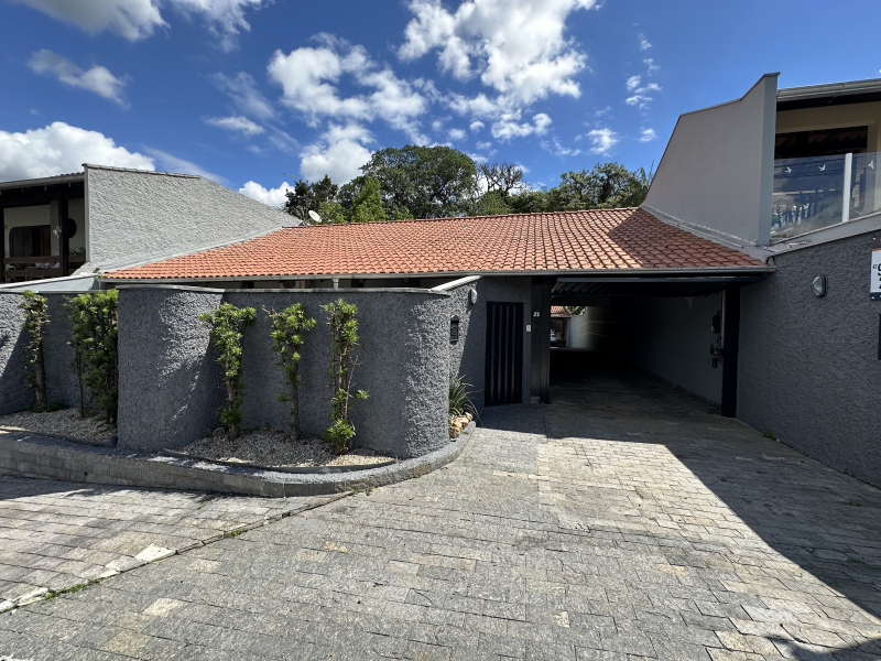 Ampla Casa Bairro Água Verde em Blumenau-SC com 3 dorm ( 2 suítes)