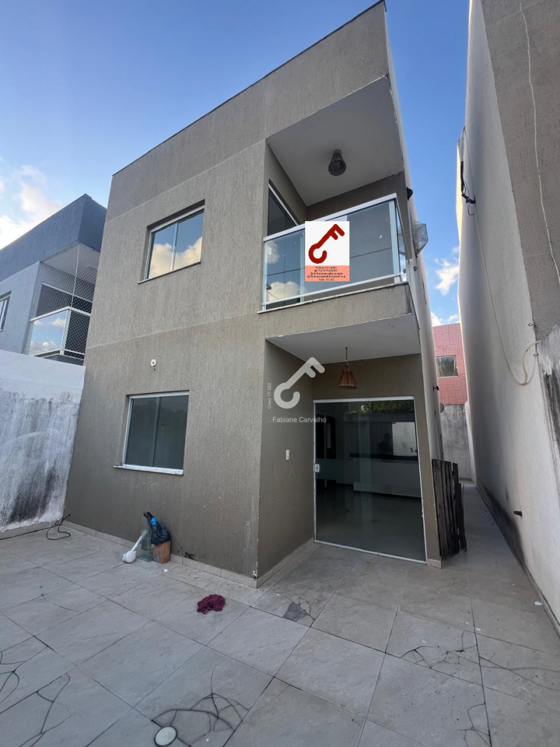 IPITANGA, Lauro de Freitas. Duplex 4 quartos sendo 1 suíte e 1 quarto térreo, são 100m² de área construída e 150m² de área total. R$480.000,00. Agende sua visita.