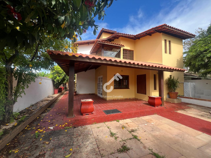 CENTRO, Lauro de Freitas. Duplex, condomínio ALTO PADRÃO, composto de 5 suítes sendo 2 suítes térreas. 207,22m² de área construída. R$920.000,00. Agende sua visita.