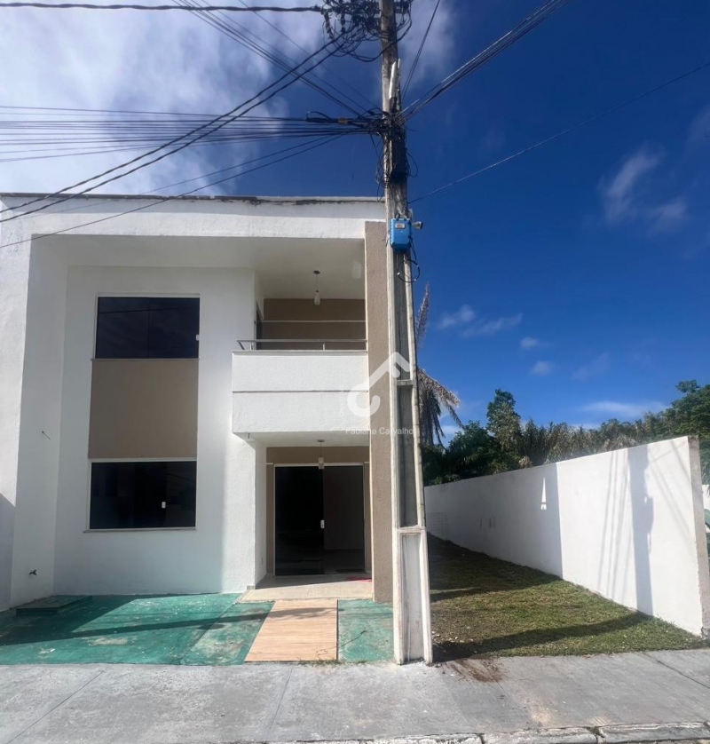 ABRANTES, Estrada do Coco. Maravilhoso duplex em cond. fechado, 4 quartos sendo 1 suíte e 1 quarto térreo. Com área construída de 125m². R$670.000,00. Agende sua vista.