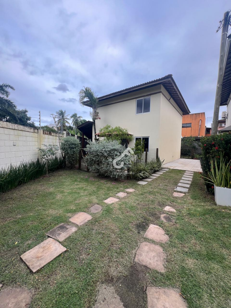 ESTRADA DO COCO, Abrantes. Duplex com 4 quartos sendo 2 suítes e 1 suíte térrea e 1 suíte superior, condomínio fechado com infraestrutura. R$4.200,00 locação tx inclusas. Agende sua visita.