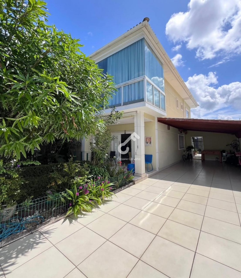 BURAQUINHO, Lauro de Freitas. Magnífico duplex, 5 quartos sendo 4 suítes superiores e 1 quarto térreo, 346m² de área total. Condomínio fechado. R$1.300.000,00. Agende sua visita.