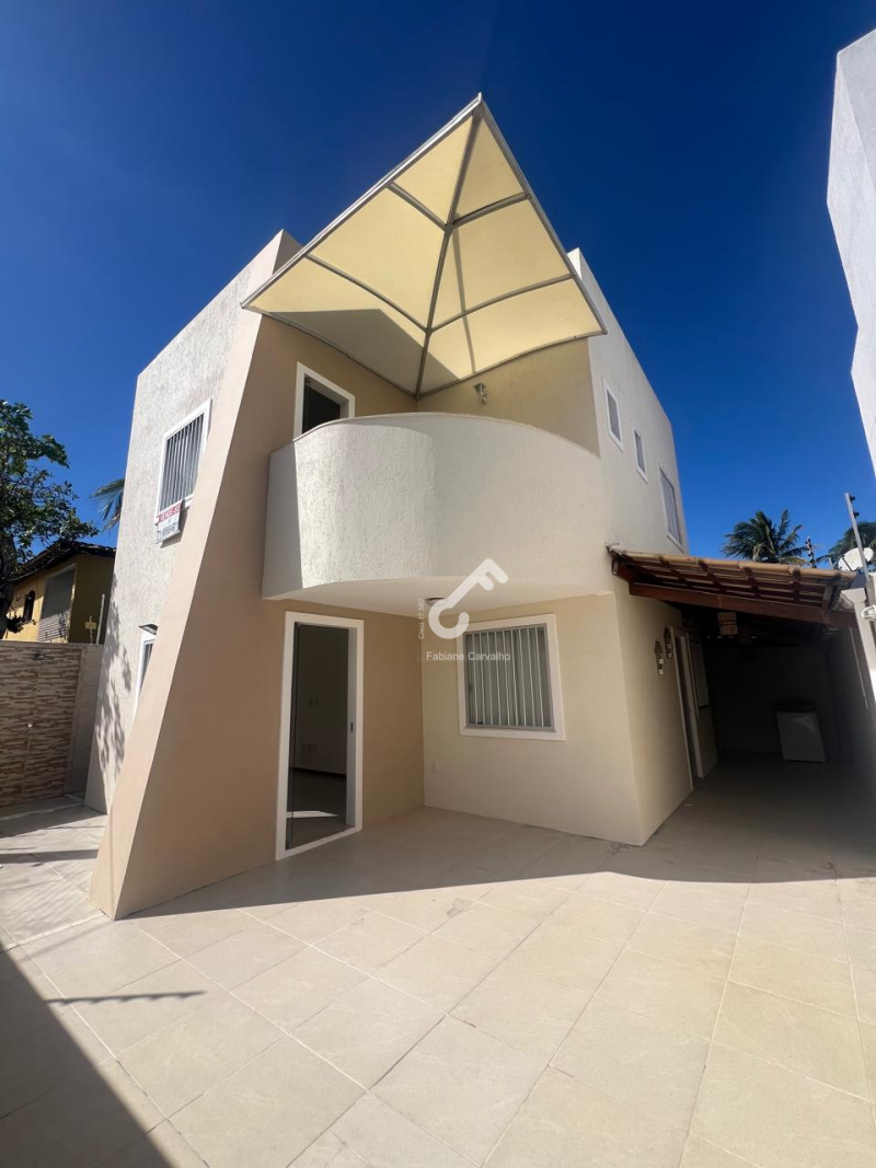 IPITANGA, Lauro de Freitas. Sensacional duplex, 4 quartos sendo 1 suíte superior e 1 quarto térreo, frente de rua, próximo à praia, 115m² de área construída. R$630.000,00. Agende sua visita.