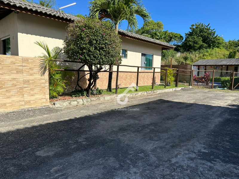 ESTRADA DO COCO, Abrantes. OFERTA! Casa térrea (pronta para morar), composta de 2 quartos sendo 1 suíte, condomínio fechado. R$430.000,00. Agende sua visita.