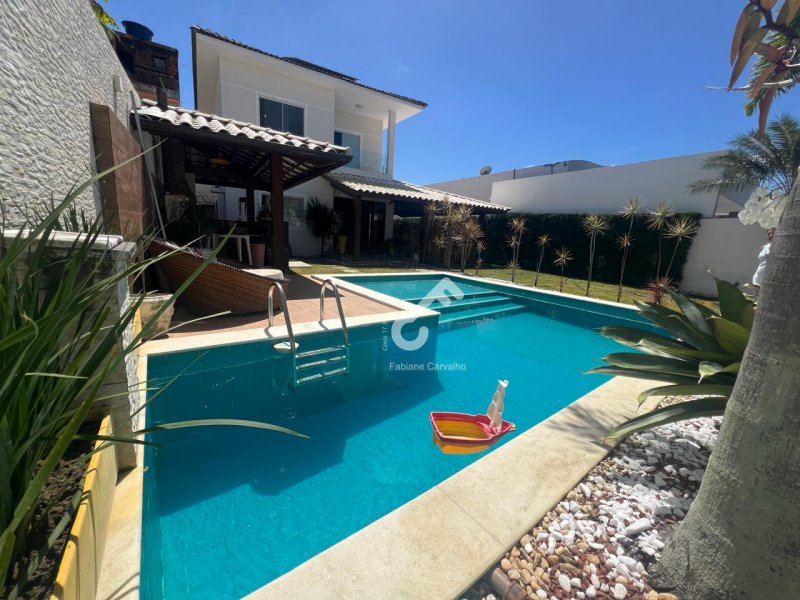 ESTRADA DO COCO, Abrantes. Duplex ALTO PADRÃO 4 quartos sendo 2 suítes (1 suíte térrea e 1 suíte máster) ENERGIA SOLAR. Condomínio portaria 24h. 185,77m² área construída. R$900.000,00. Agende