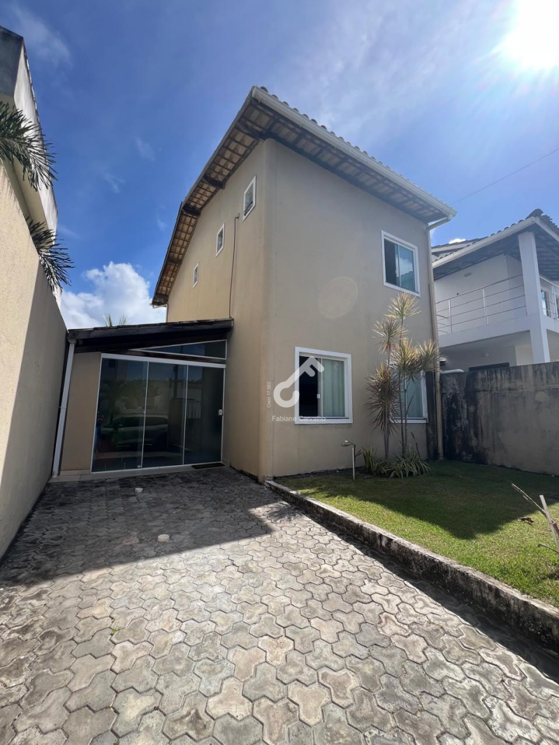 ESTRADA DO COCO, Abrantes. Duplex composto de 3 quartos sendo 1 suíte, condomínio fechado. Com área construída de 120m² e 160m² totais. R$630.000,00. Agende sua visita.