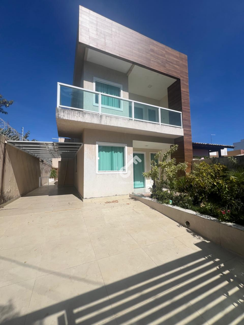 ESTRADA DO COCO, Abrantes. Duplex composto de 4 suítes sendo 1 suíte térrea, condomínio fechado. Com área construída de 150m² e 164m² totais. R$650.000,00. Agende sua visita.