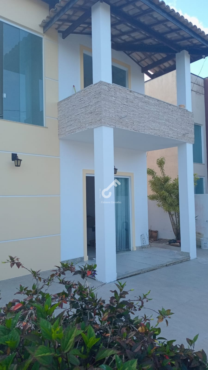 ESTRADA DO COCO, Abrantes. Duplex composto de 3 quartos sendo 1 suíte superior e 1 quarto térreo, condomínio fechado com portaria 24h. R$650.000,00. Agende sua visita.