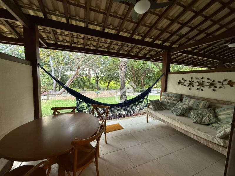 PRAIA DO FORTE – Linha Verde. Maravilhoso village duplex ALTO PADRÃO com 2 suítes. 110m² de área construída e 135m² total. R$1.750.000,00 PORTEIRA FECHADA. Agende sua visita.