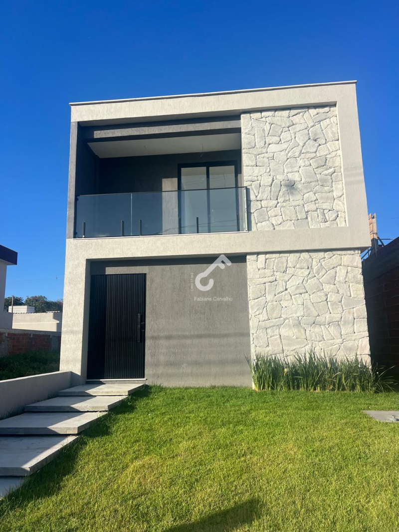 ESTRADA DO COCO, Abrantes. Duplex NOVO, 4 quartos sendo 3 suítes superiores e 1 quarto térreo. Condomínio fechado com infraestrutura, 186,76m² de área total. R$960.000,00. Agende sua visita.