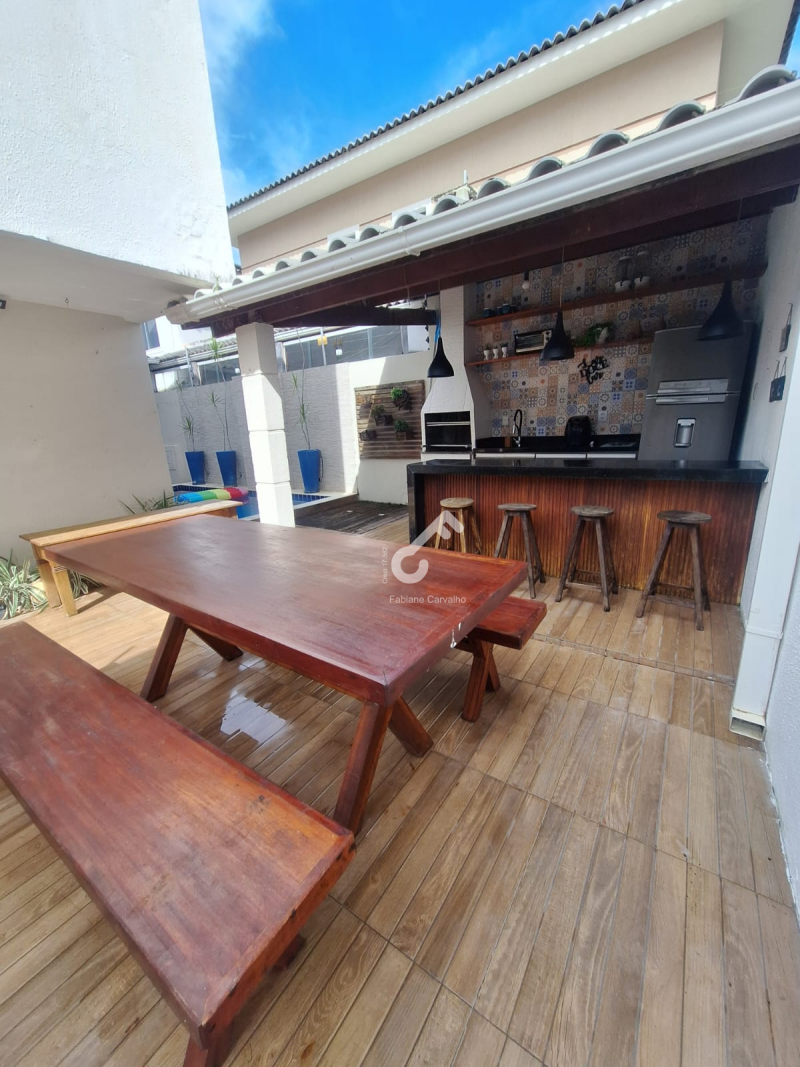 BURAQUINHO, Lauro de Freitas. Duplex pronto para morar, ENERGIA SOLAR, condomínio fechado, 4 suítes, sendo 1 das suítes térrea. São 240m² de área construída. R$998.000,00. Agende sua visita.