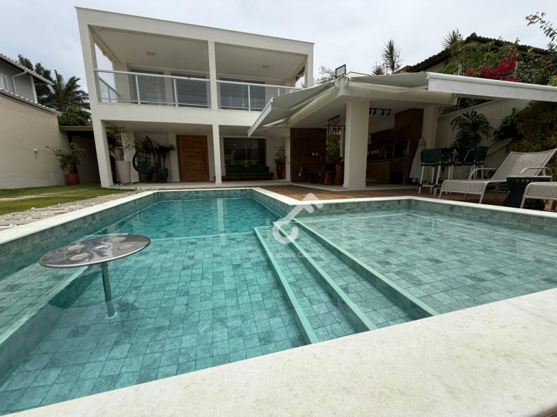 BURAQUINHO, Lauro de Freitas. Duplex com 4 quartos sendo 2 suítes e dependência, 277m² de área construída e 405m² de área total. ENERGIA SOLAR. R$1.900.000,00 ou R$15.000,00 locação. Agende.