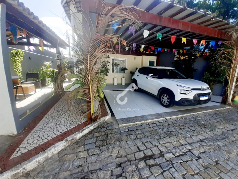 PITANGUEIRAS, Lauro de Freitas. Duplex composto de 3 quartos sendo 2 suítes, condomínio com piscina e espaço gourmet. 190m² área construída. R$630.000,00. Agende sua visita.