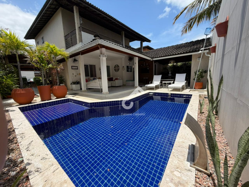 PRISCILA DUTRA, Lauro de Freitas. Duplex ALTO PADRÃO, 4 quartos sendo 1 suíte máster, cond. fechado com infraestrutura. ENERGIA SOLAR, 380m² construído. R$1.750.000,00. Agende sua visita.