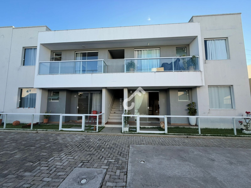 BURAQUINHO, Lauro de Freitas. Apartamento térreo com 2 suítes em condomínio fechado com portaria 24h e infraestrutura. Área construída de 78m². R$580.000,00. Agende sua visita.